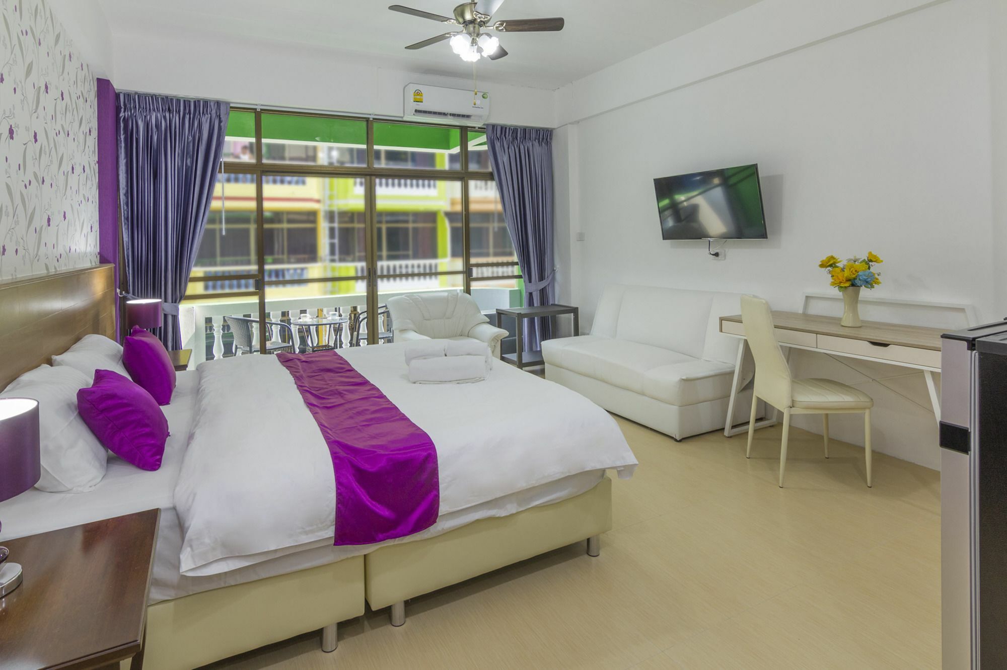 Kontiki Guesthouse Jomtien Beach Exterior photo