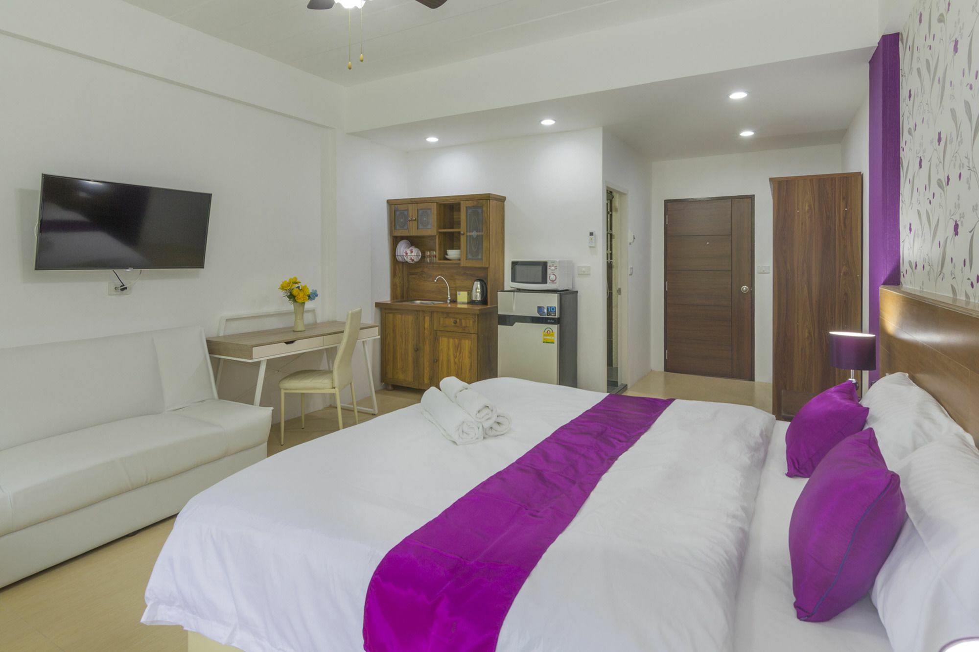 Kontiki Guesthouse Jomtien Beach Exterior photo